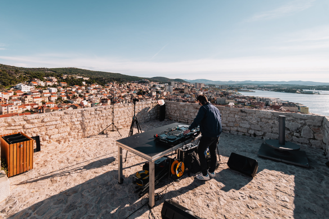 Fikcio Monger, SuggaDaddy i Bakula odličnom glazbom i nestvarnim kadrovima Šibeniku čestitali 955. rođendan!
