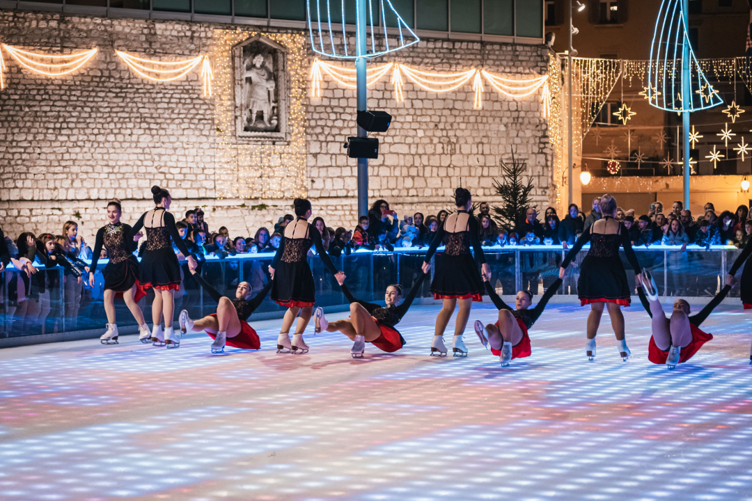 Ledeni spektakl na Vitićevom moru: Zagrebačke pahuljice očarale Adventuriste u Šibeniku 