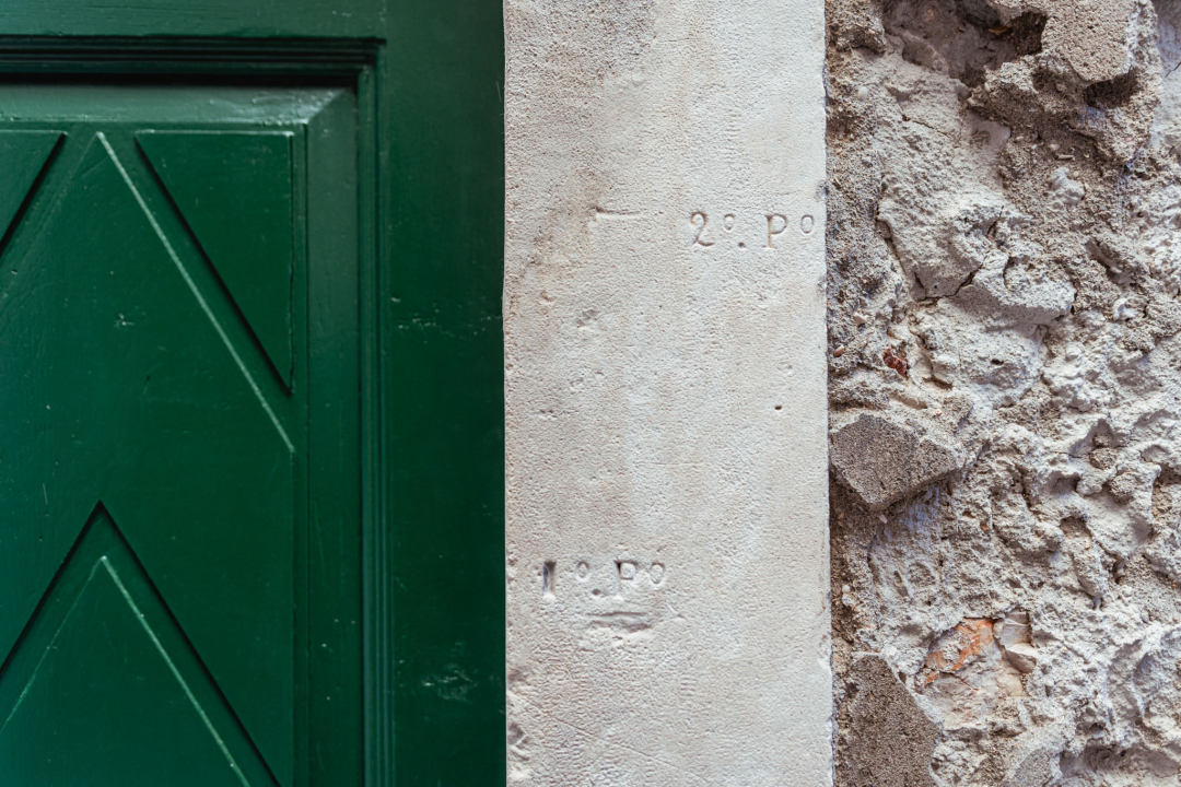 S Kalelarge skrenite u Vodičku koja je puna obnovljenih detalja, a posebnu priču kriju jedna vrata na Gorici 