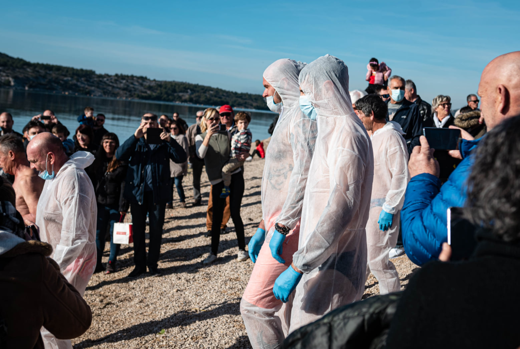 Odvažnih 12 okupalo se na Banju u podne na samu Novu godinu: 'Ovo nije hladna voda'