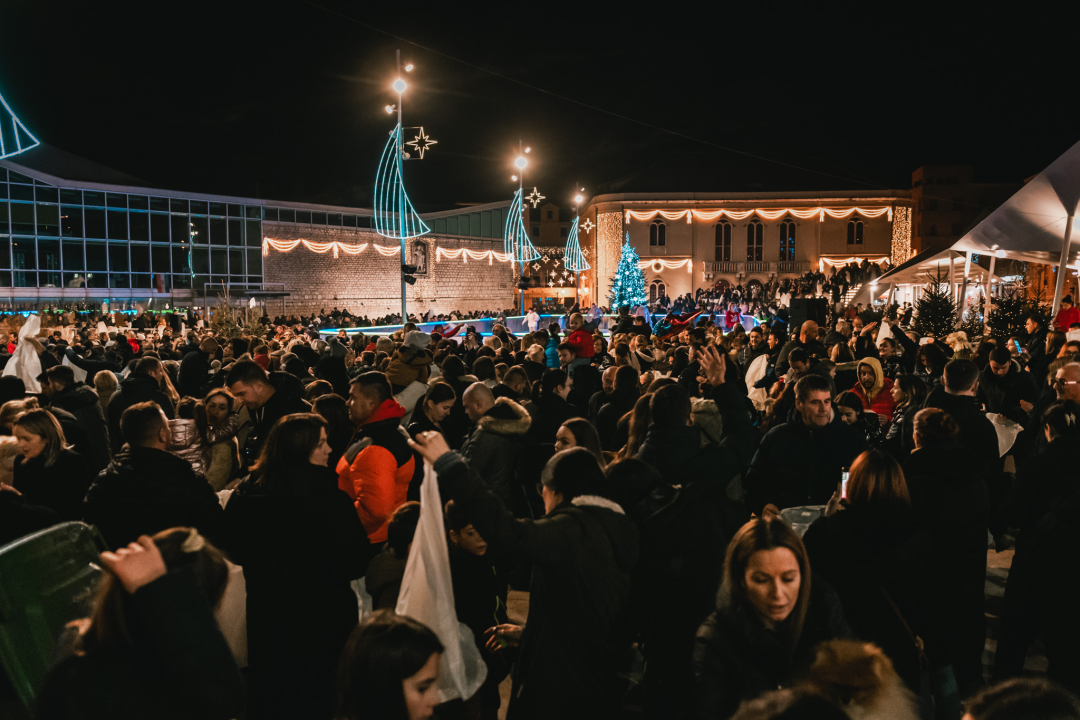 Na Poljani pušteni lampioni za Kiaru: Prekrasni prizori u mirnoj novogodišnjoj noći