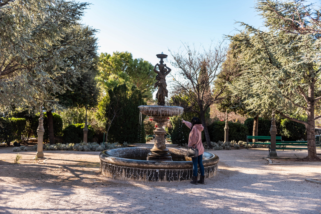 Zaledila fontana: Prije nego posegnete za mobitelom fotkati ovaj prizor u đardinu, pripazite gdje stajete