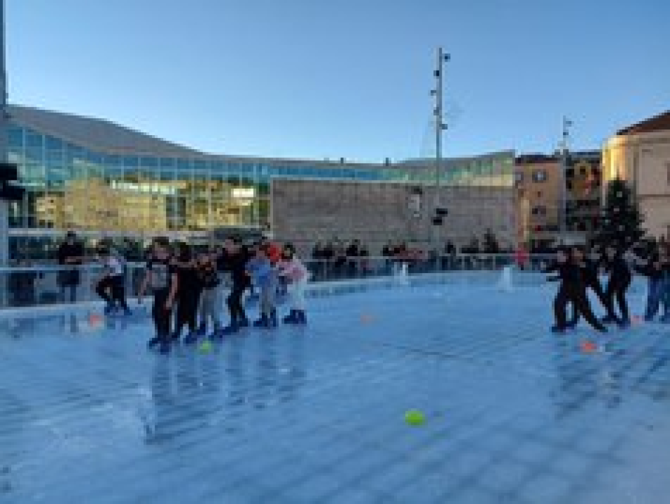 Održana 'Šibenska zimska Olimpijada': Pet ekipa odmjerilo snage na ledu, Jurini Jazavci pobijedili