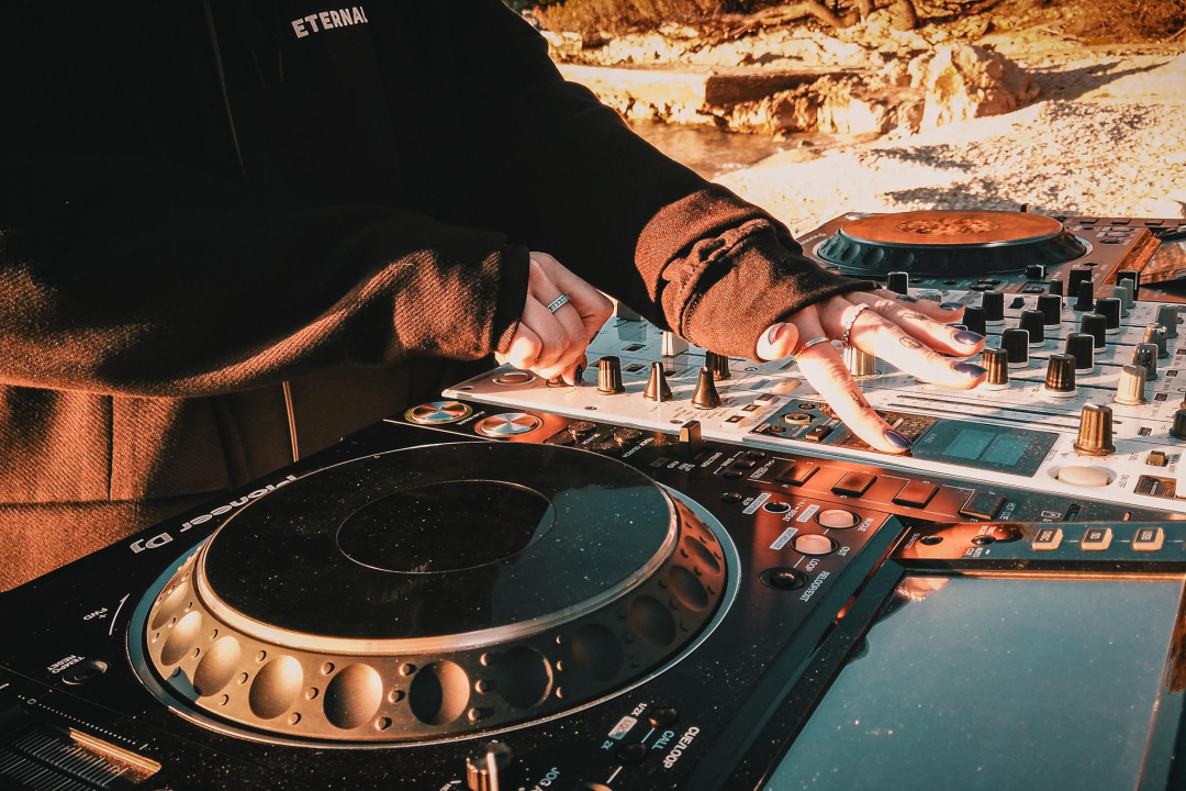 Nora Van Elken snimila set na primoštenskoj plaži, gledat će ga 10 milijuna pratitelja ‘Chill Nationa’