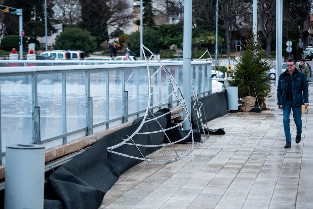 Odlazi jelka s Poljane, vraćamo se na neblagdanske postavke