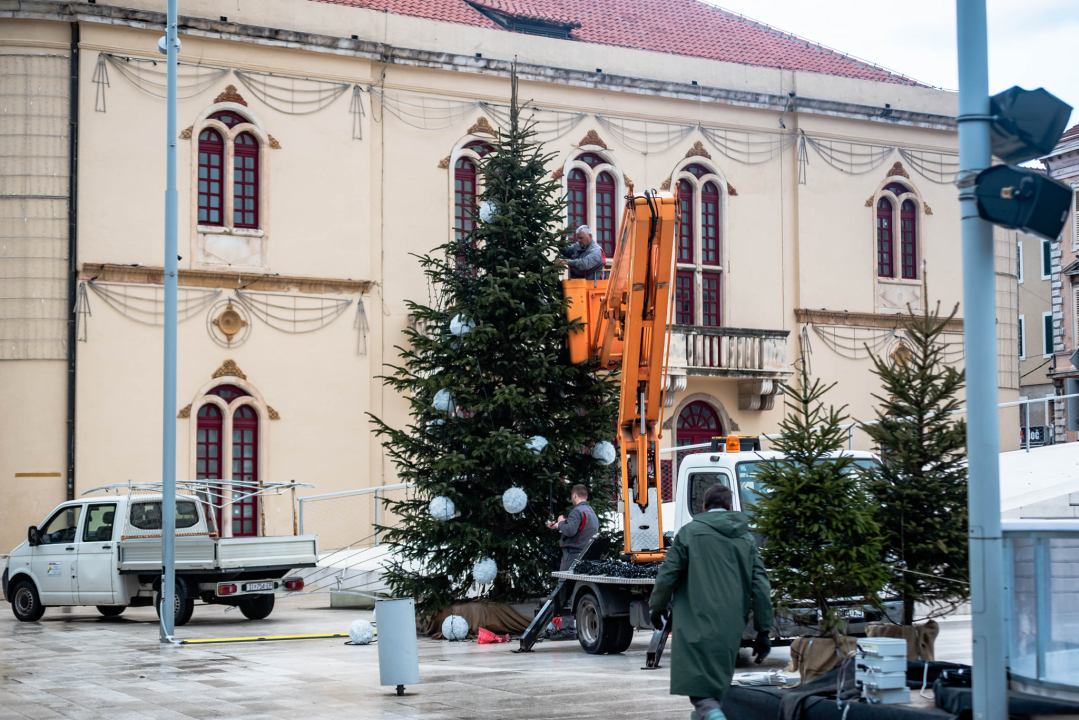 Odlazi jelka s Poljane, vraćamo se na neblagdanske postavke