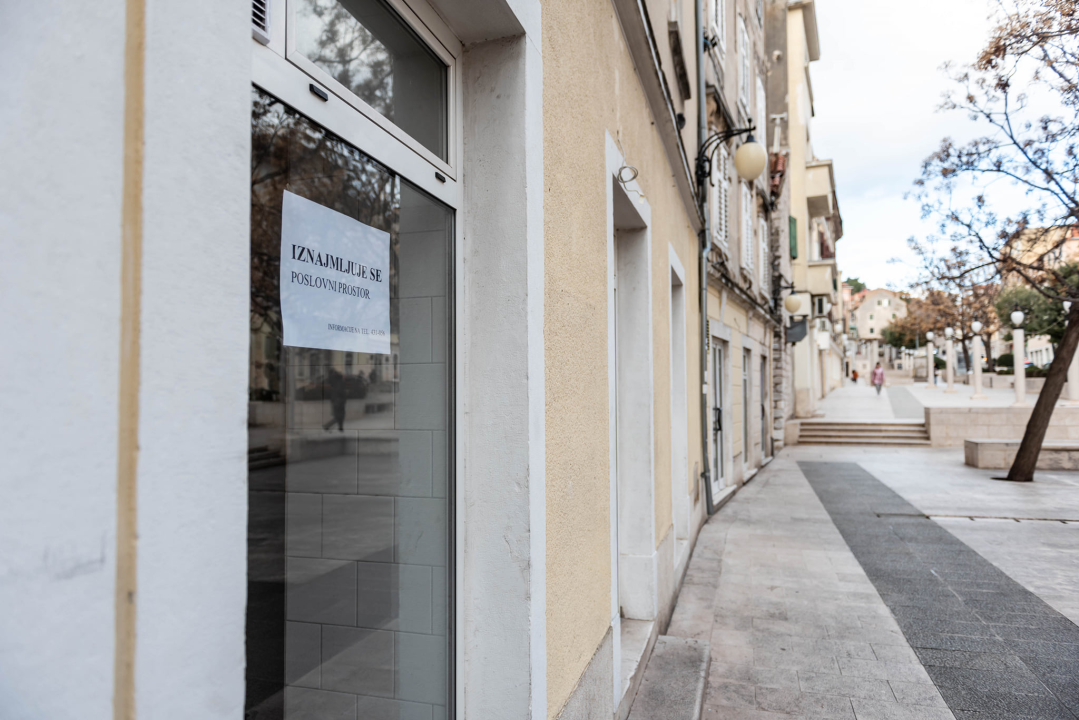 Grad ne zna što bi s Urbanim centrom: Samo ekipa na zidiću opstaje na Starom pazaru, cijeli niz prostora zjapi prazno