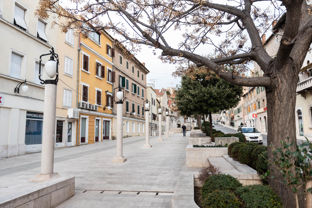 Grad ne zna što bi s Urbanim centrom: Samo ekipa na zidiću opstaje na Starom pazaru, cijeli niz prostora zjapi prazno