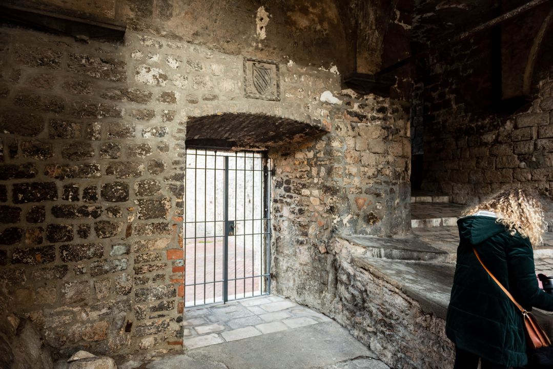 Počinje obnova najstarije šibenske ulice: Uskoro uređenje svodova srednjovjekovne kule kod bunara, starih grbova, kamena i freski 