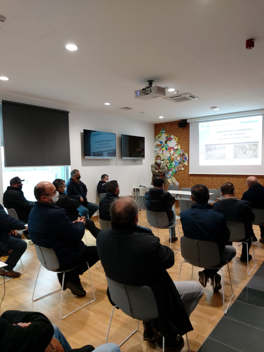 Poljoprivrednici s Krke učili kako spasiti polja od veprova: Svima podijeljeni repelenti koji divlje svinje drže podalje