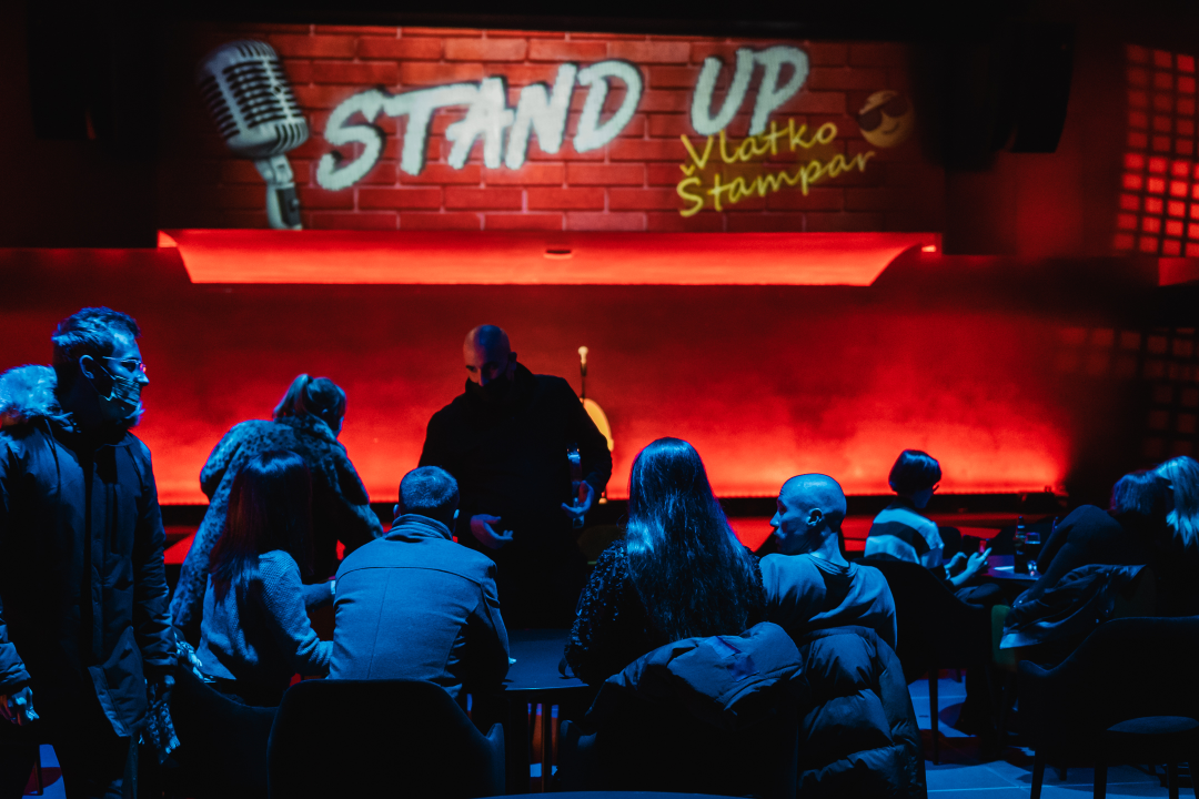 Zabezeknuti Vlatko Štampar sat i 45 minuta u Arsenu valjao fore, publika je plakala od smijeha!