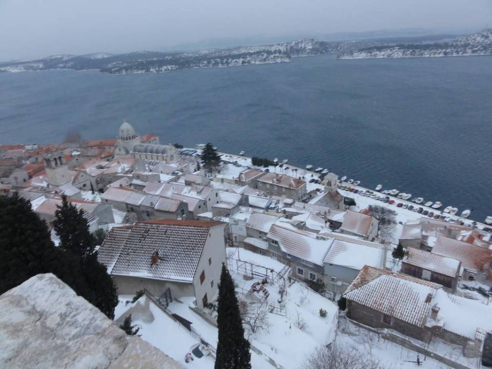 Šibenik je na današnji dan prije deset godina bio potpuno zatrpan snijegom: Prisjetite se kako je to izgledalo 