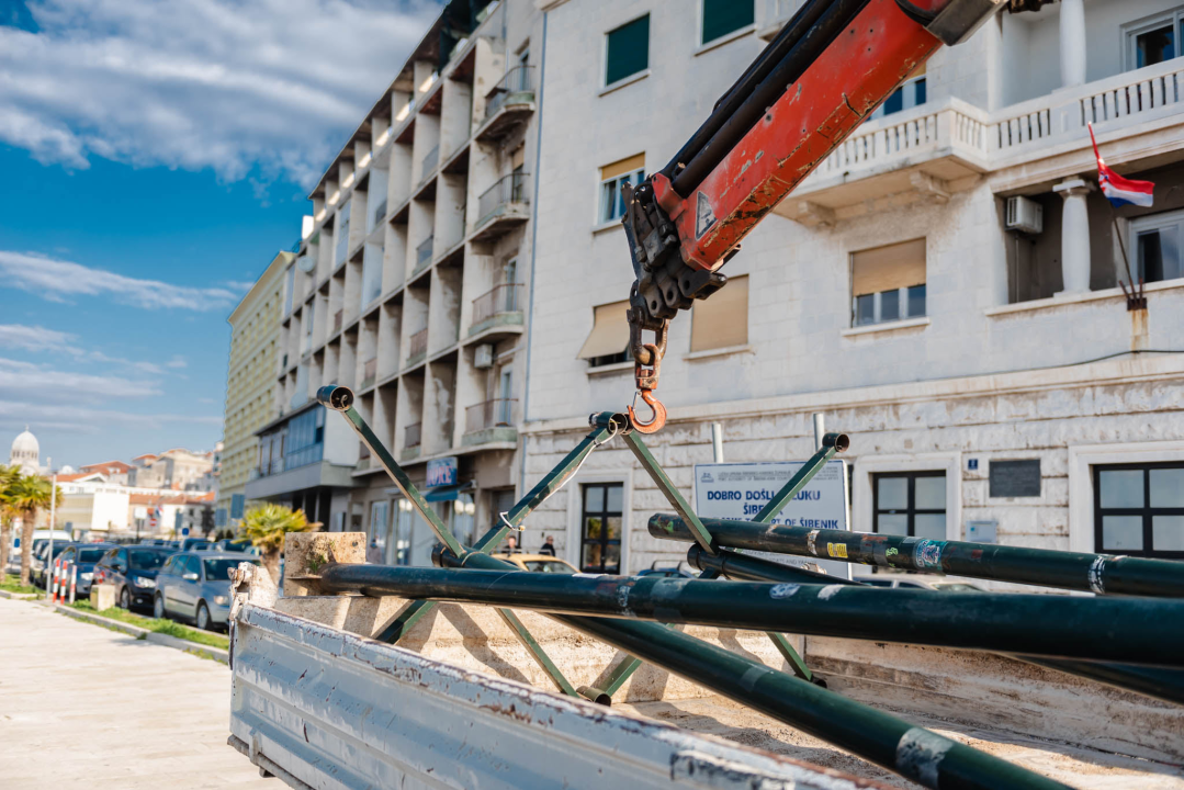 Počeli radovi na rivi: Prvo mijenjaju rasvjetne stupove na potezu od kolodvora prema mulu Krke 