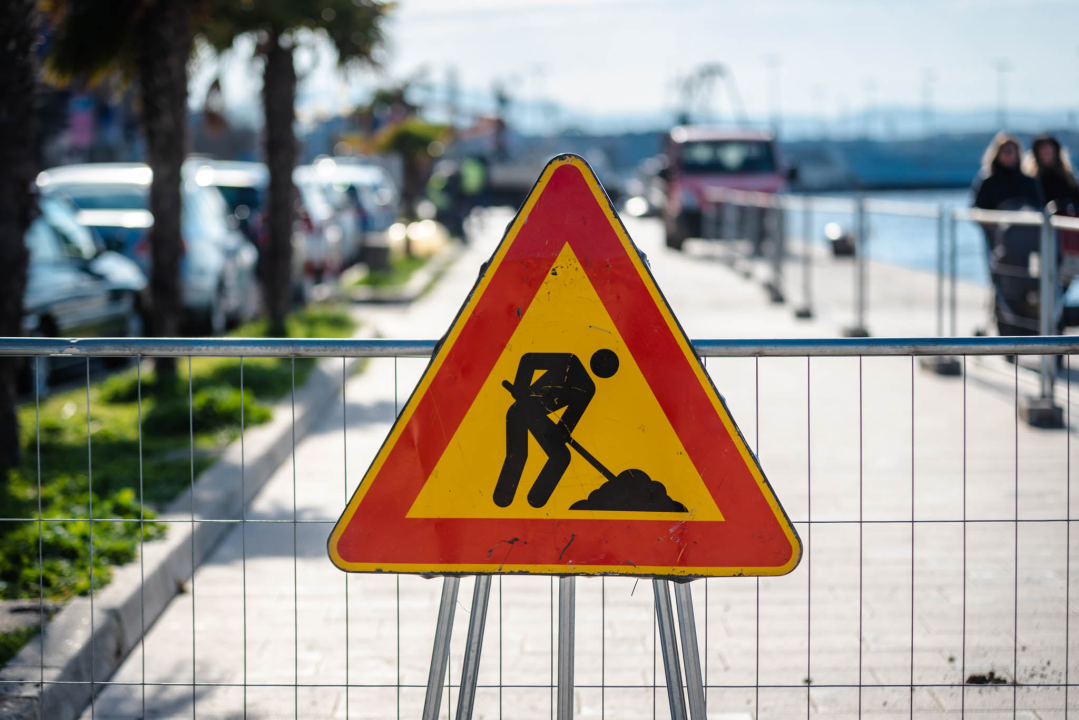 Počeli radovi na rivi: Prvo mijenjaju rasvjetne stupove na potezu od kolodvora prema mulu Krke 