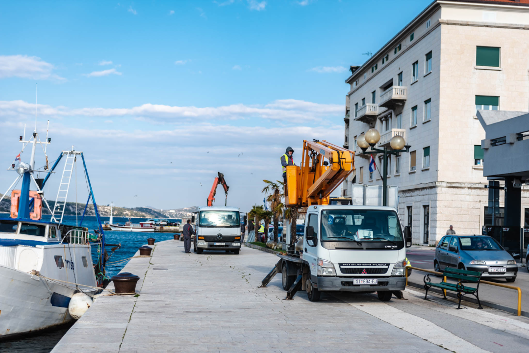Počeli radovi na rivi: Prvo mijenjaju rasvjetne stupove na potezu od kolodvora prema mulu Krke 