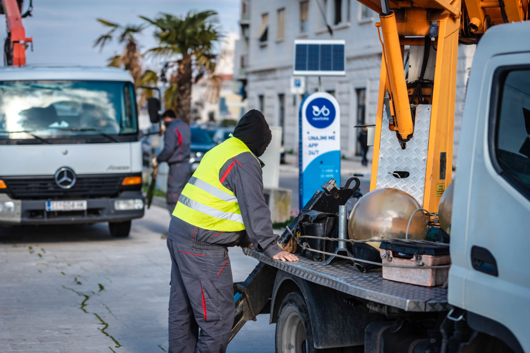 Počeli radovi na rivi: Prvo mijenjaju rasvjetne stupove na potezu od kolodvora prema mulu Krke 