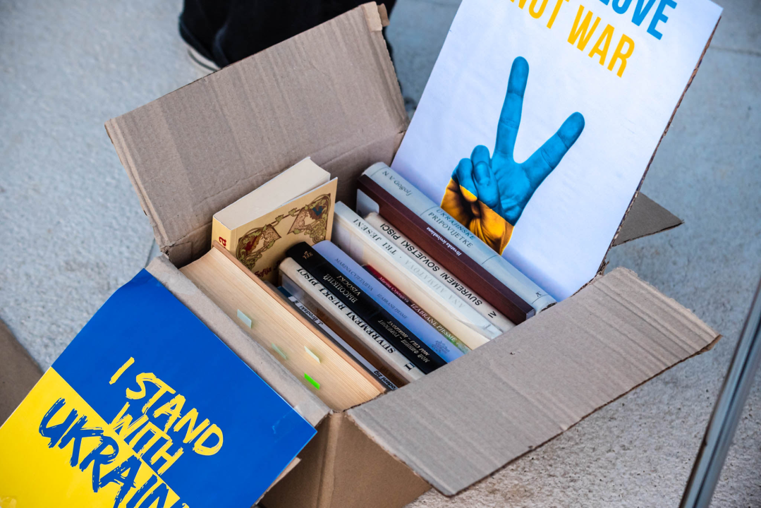 Tridesetak Šibenčana okupilo se na Poljani: Mirno se prosvjedovalo protiv rata u Ukrajini 