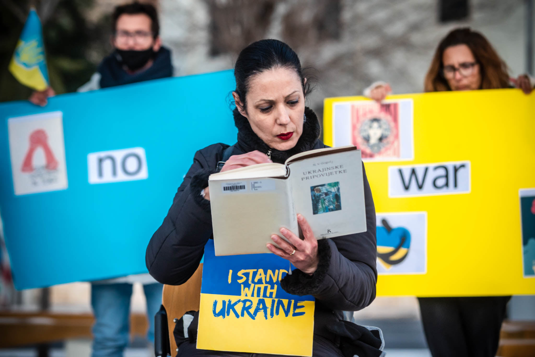 Tridesetak Šibenčana okupilo se na Poljani: Mirno se prosvjedovalo protiv rata u Ukrajini 