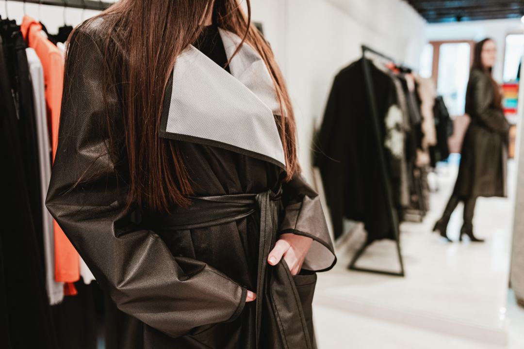 Galerija Juraj Dalmatinac u povodu Dana žena časti popustom na dizajnersku odjeću te Murtićeve i Vežine umjetnine