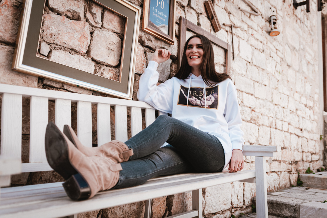 Galerija Juraj Dalmatinac u povodu Dana žena časti popustom na dizajnersku odjeću te Murtićeve i Vežine umjetnine