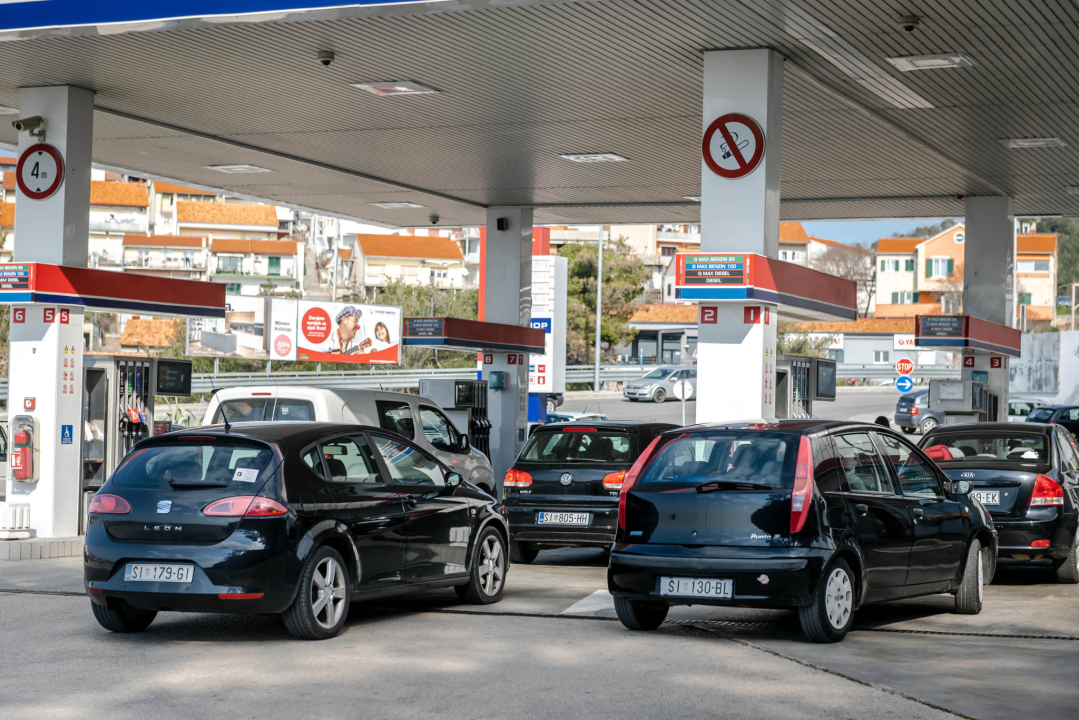 Gorivo od ponoći poskupljuje, gužve na benzinskim postajama u Šibeniku: Vlada objavila nove cijene