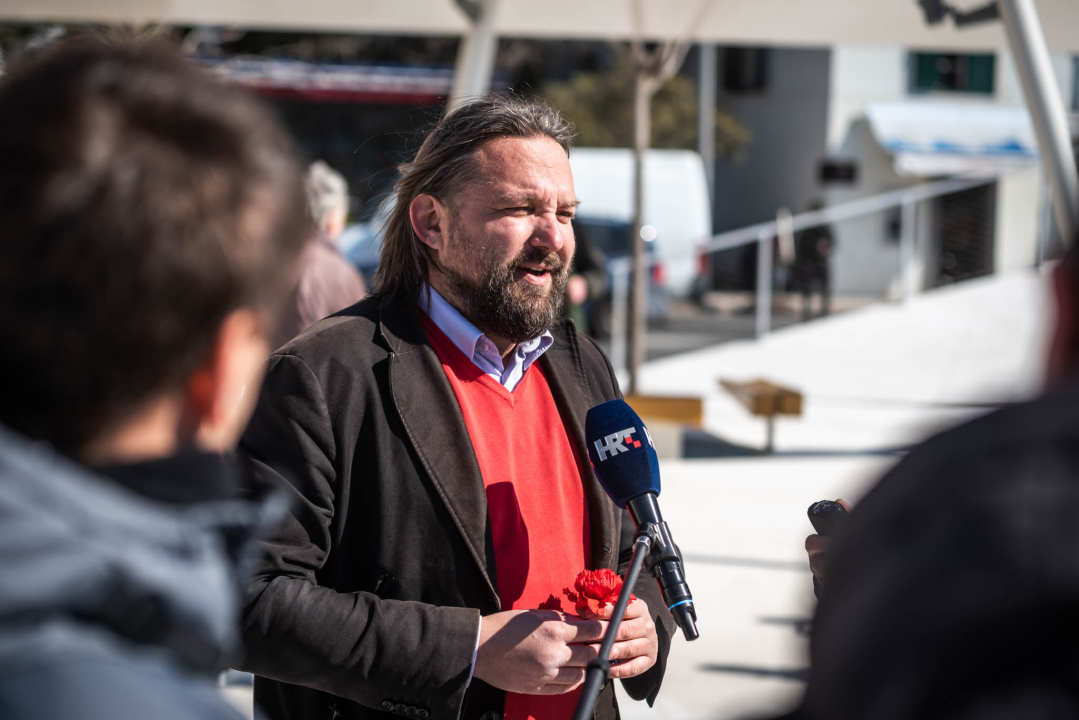 Povodom Dana žena SDP-ovci dijelili karanfile na Poljani