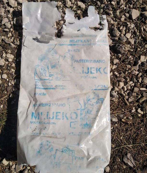 Nakon plastične čašice, na obalu kod Šibenika isplivala još jedna ambalaža iz davno ugašene Mljekare Zadar  