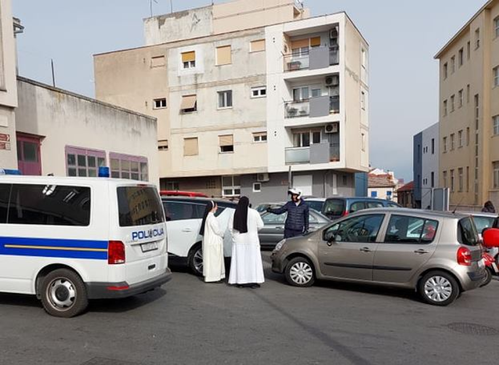 Prometna kod Vatrogasnog: Mopedist prevezen na hitnu, časnim sestrama oštećen auto 