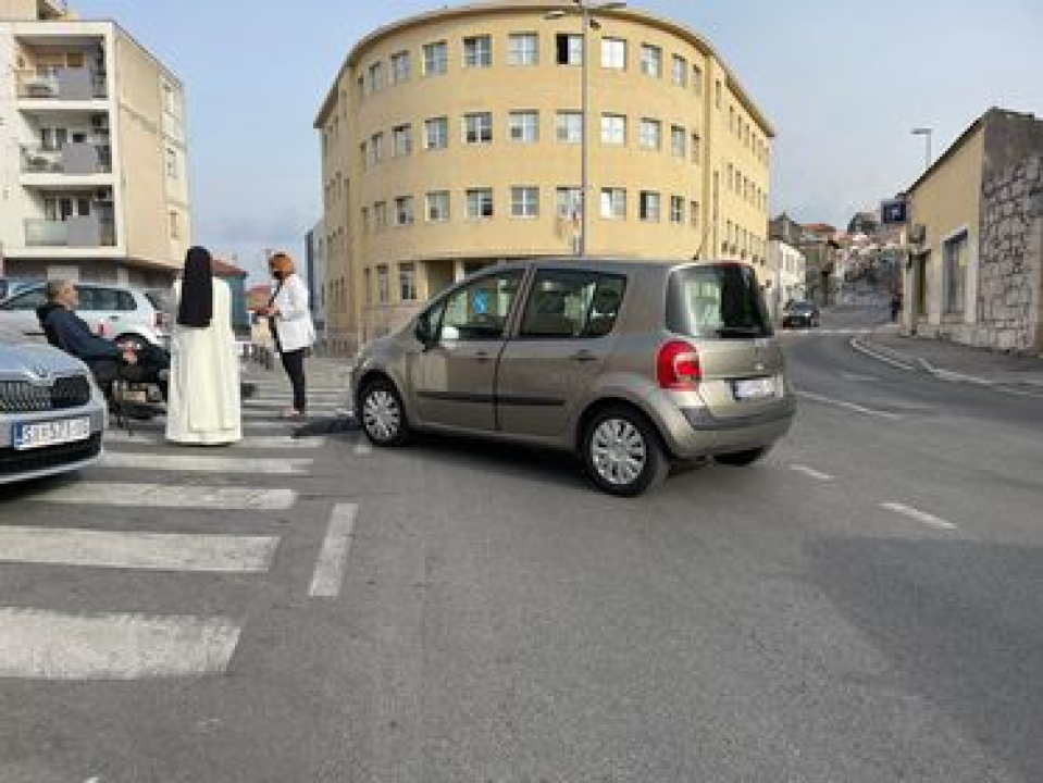 Prometna kod Vatrogasnog: Mopedist prevezen na hitnu, časnim sestrama oštećen auto 