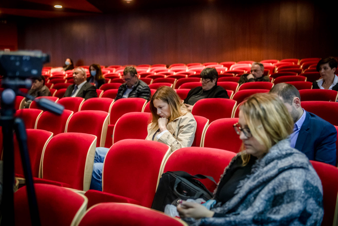 Prilično loša predstava na sjednici Županijske skupštine u drniškom kinu: Bilo je i kokica 