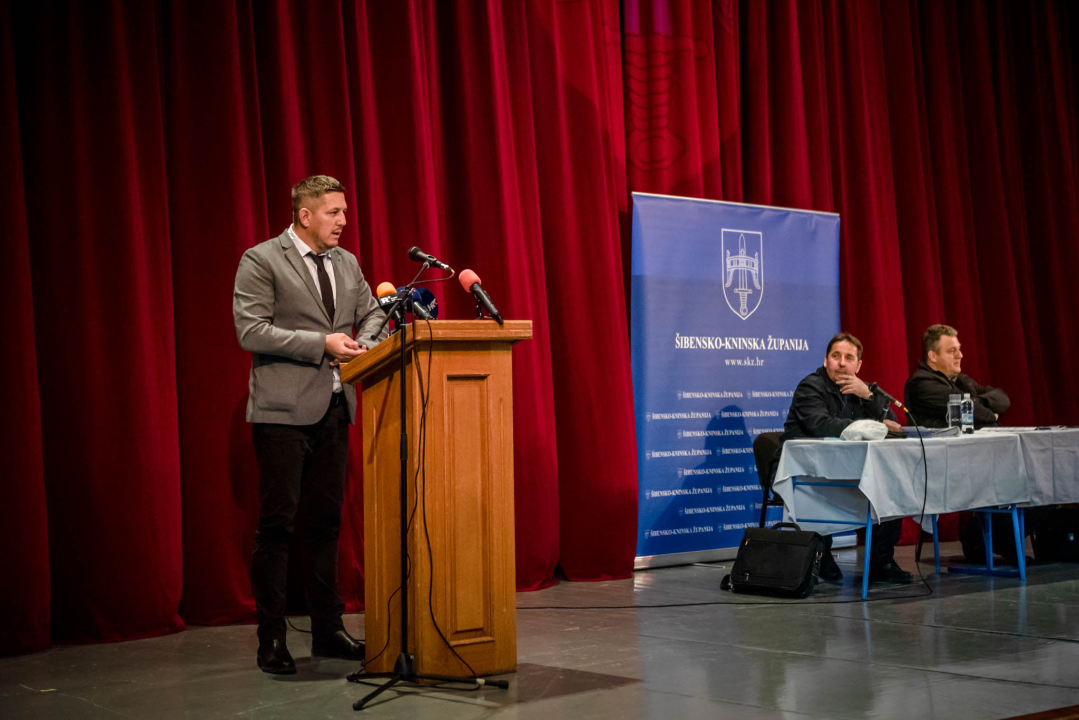 Prilično loša predstava na sjednici Županijske skupštine u drniškom kinu: Bilo je i kokica 