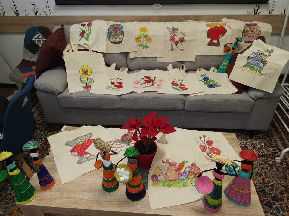 Šibenske umirovljenice izradile platnene vrećice za Udrugu Liga protiv raka i Udrugu Aurora  