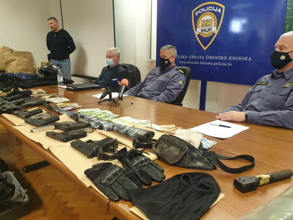 Uhićen 53-godišnjak koji je u 13 godina počinio 9 pljački: Našli mu strojnicu, zolju, pištolje, policijske oznake koje je koristio...