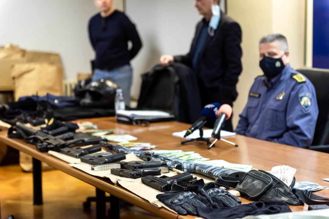 Uhićen 53-godišnjak koji je u 13 godina počinio 9 pljački: Našli mu strojnicu, zolju, pištolje, policijske oznake koje je koristio...