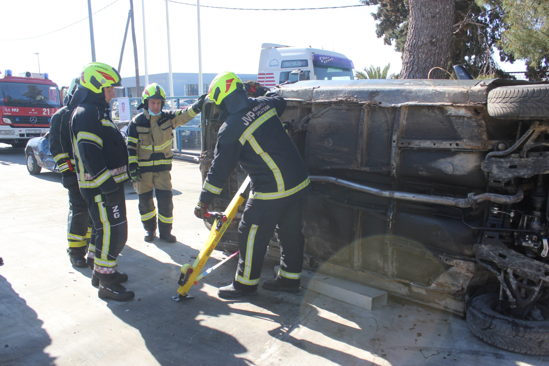 Vatrogasci u podizanju pripravnosti i svijesti u području prometne sigurnosti: Vježba u Kaštelima