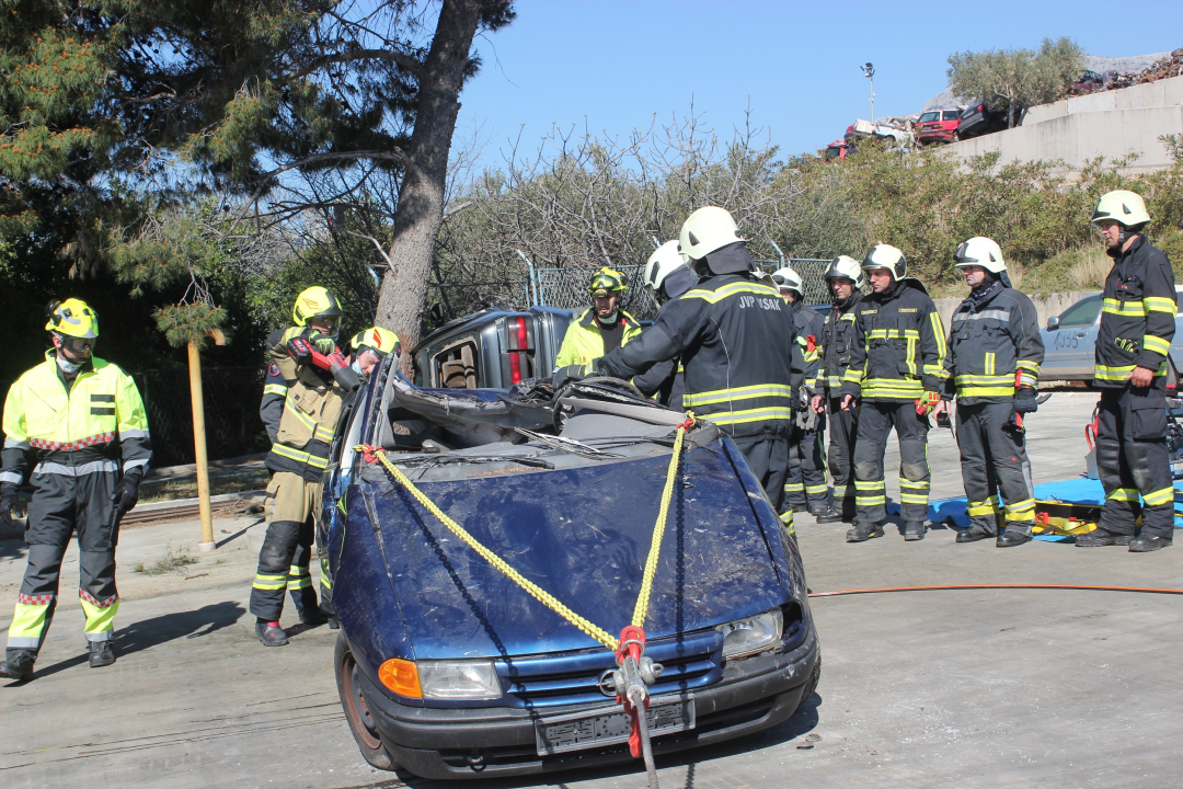 Vatrogasci u podizanju pripravnosti i svijesti u području prometne sigurnosti: Vježba u Kaštelima