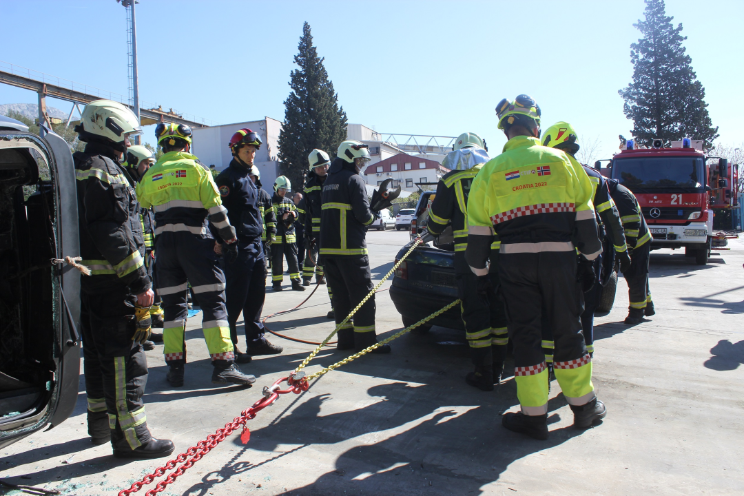 Vatrogasci u podizanju pripravnosti i svijesti u području prometne sigurnosti: Vježba u Kaštelima