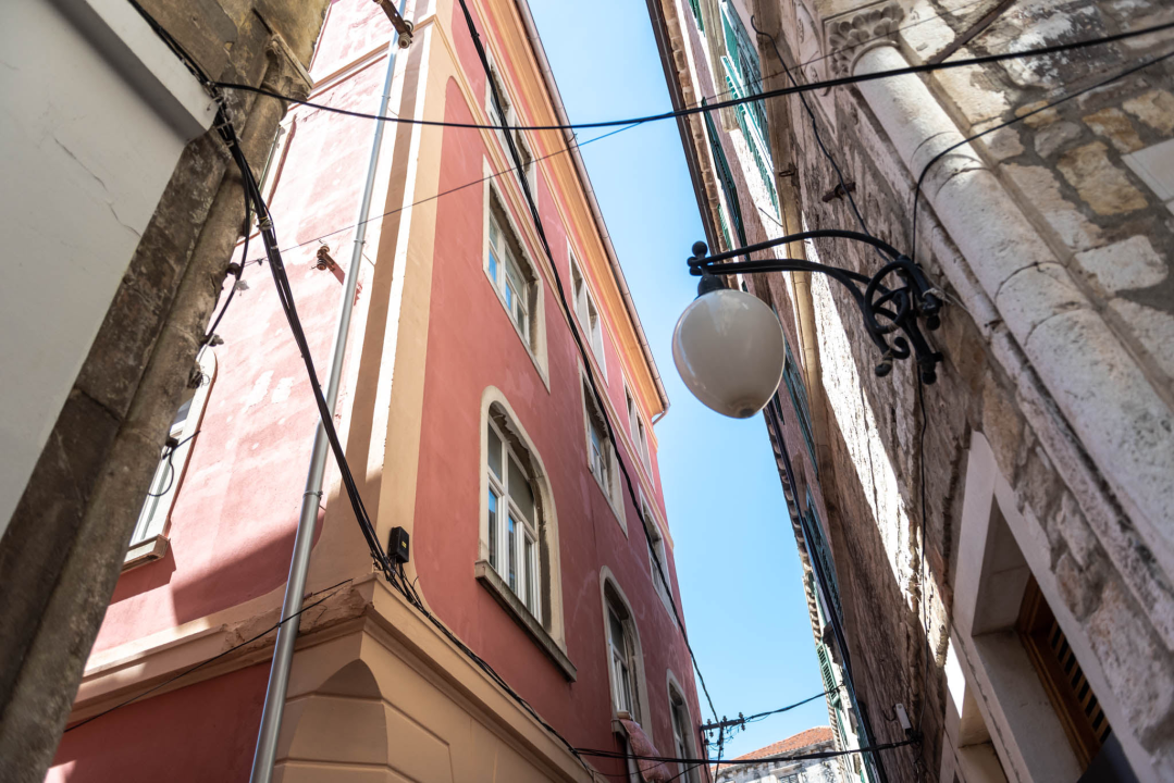 Preko 100 godina stara zgrada u Kalelargi napokon obnovljena: 'Da Grad nije išao s akcijom, ne bi je obnovili. Sada mirnije živim' 