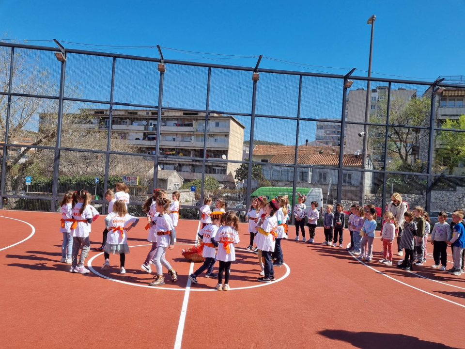 'Balarinci' iz DV Šibenske masline rasplesali se jutros na Baldekinu: 'Kako su smišni, a kako tek lipo plešu i pivaju' 