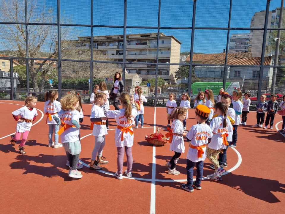 'Balarinci' iz DV Šibenske masline rasplesali se jutros na Baldekinu: 'Kako su smišni, a kako tek lipo plešu i pivaju' 