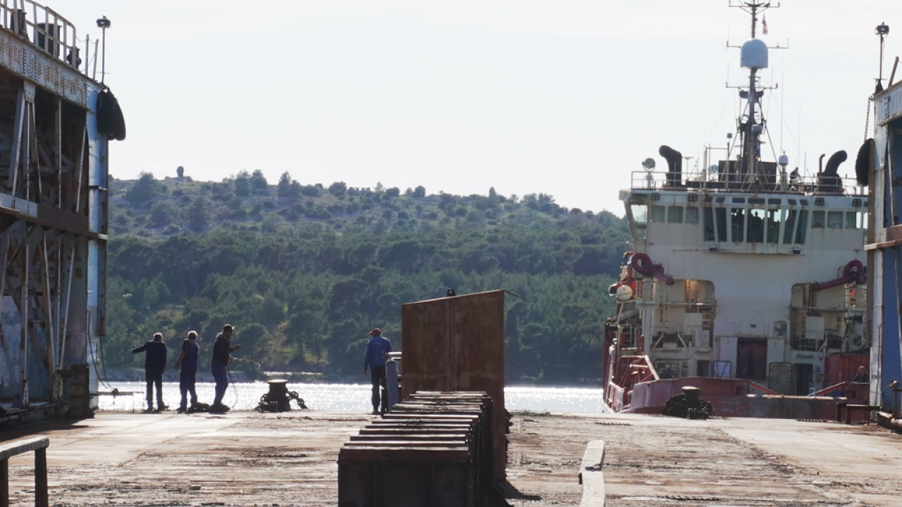 Posljednje putovanje do rezališta u Turskoj: Otplovio drevni dok iz šibenske luke