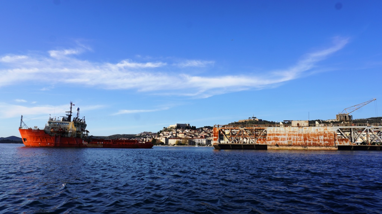 Iskra brodogradilište ispratila na rezanje u Tursku stari plovni dok 