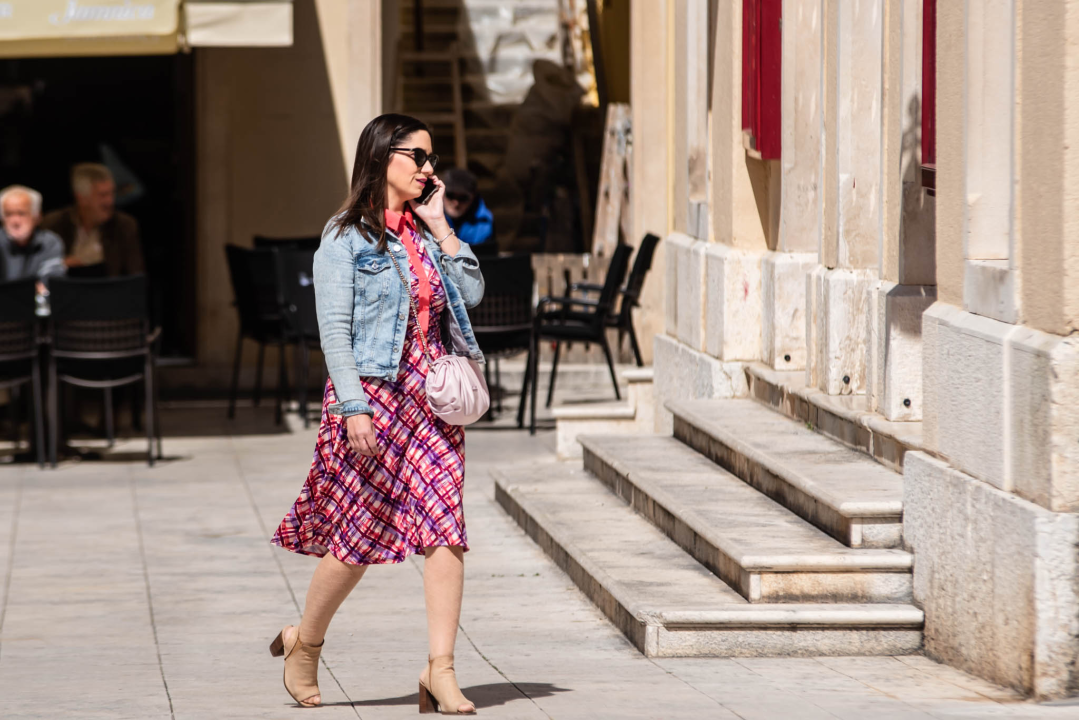 Lagane jakne i lepršave haljine zavladale gradom: Evo koje su nam vladarice Đira po gradu upale u oko!