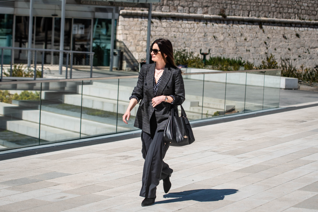 Lagane jakne i lepršave haljine zavladale gradom: Evo koje su nam vladarice Đira po gradu upale u oko!