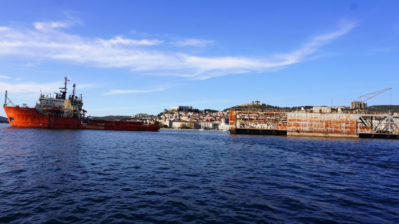 Iskra brodogradilište ispratila na rezanje u Tursku stari plovni dok 