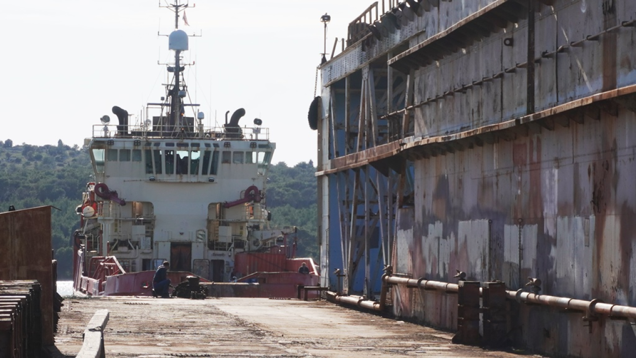 Iskra brodogradilište ispratila na rezanje u Tursku stari plovni dok 