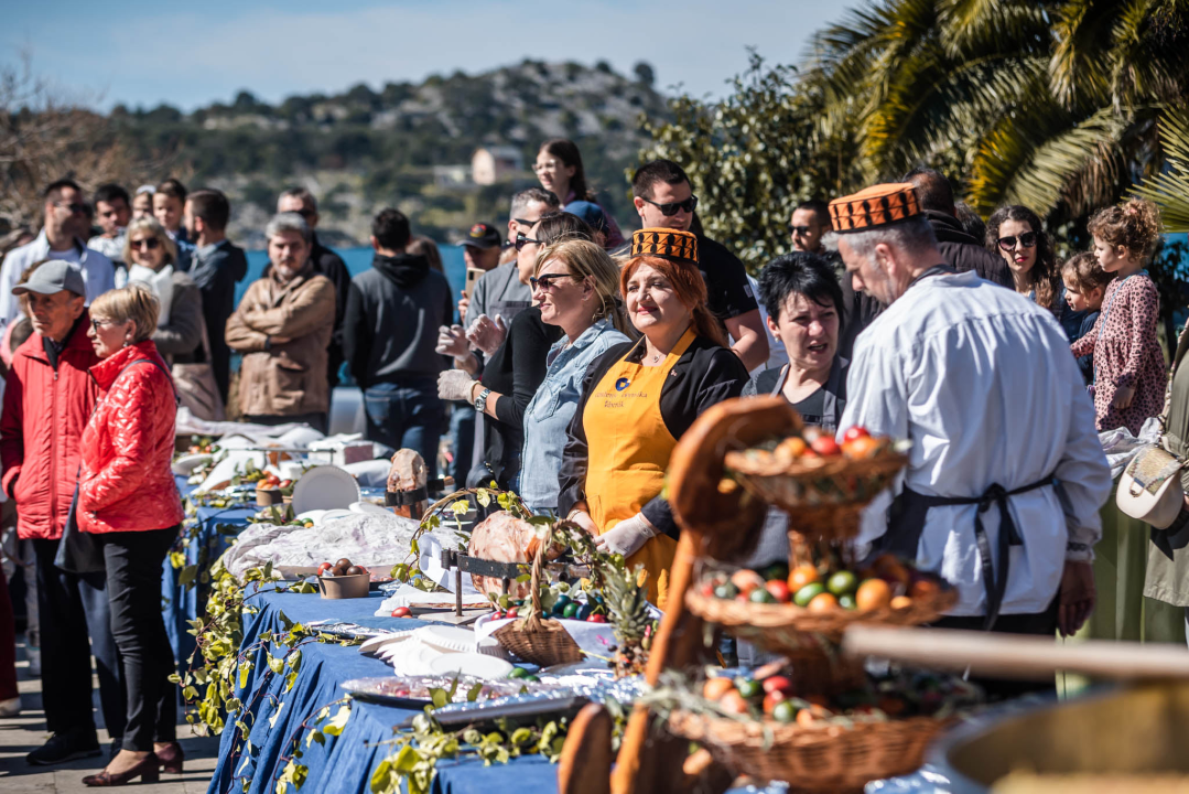 Uskršnji doručak pred Županijom označio početak turističke sezone: 'Očekujemo više ljudi nego rekordne 2019. godine'