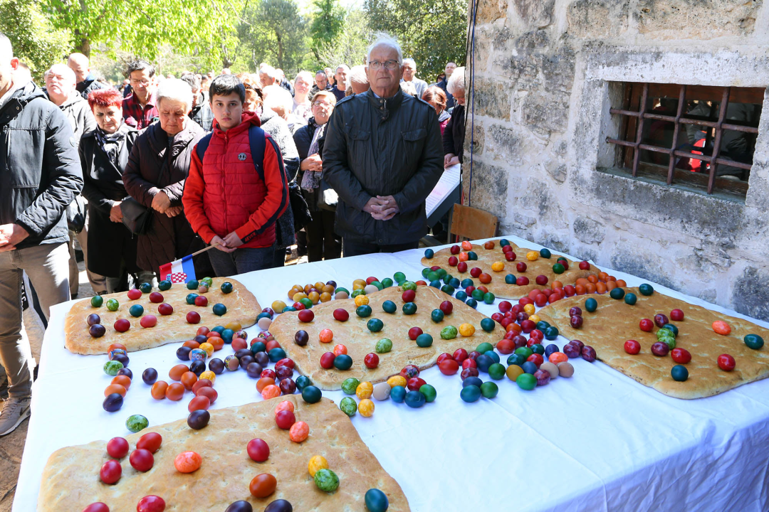 Uskrsni Emaus na Skradinskom buku okupio veliki broj vjernika