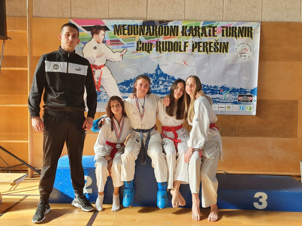 Tri medalje za članice Karate kluba Pirovac na turniru u Ivanić Gradu