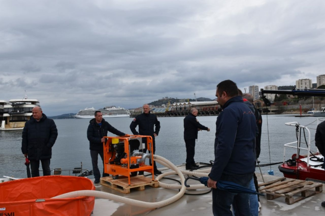 U Vrnaži predstavljena oprema za prevenciju, sanaciju i nadzor u slučaju iznenadnog onečišćenja mora